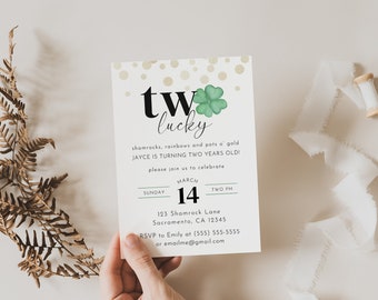 Pode incluir: Um cartão de convite branco com bolinhas douradas e um trevo de quatro folhas verde. O texto diz "tw lucky" e "Jayce está fazendo dois anos!" com detalhes para uma festa no dia 14 de março às 14h.