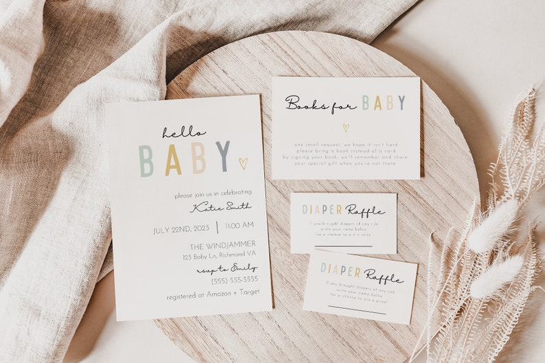 K&ouml;nnte beinhalten: Eine Babyparty-Einladungssuite in einem hellblauen, gelben und rosafarbenen Farbschema. Die Einladung lautet "hello BABY" mit einem Herzen. Die RSVP-Karte lautet "RSVP to Emily" mit einer Telefonnummer und Informationen dar&uuml;ber, wo sich die Baby-Geschenkregistrierung befindet. Die anderen Karten sind f&uuml;r eine Windeltombola und eine Buchwunschliste f&uuml;r das Baby.