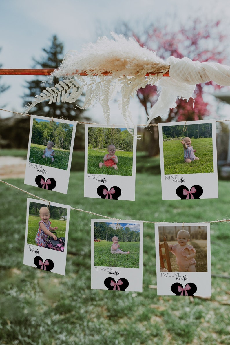 Puede incluir: Un conjunto de 10 fotos enmarcadas que muestran el crecimiento de un beb&eacute; de siete a doce meses. Cada foto est&aacute; decorada con un dise&ntilde;o de orejas de Minnie Mouse en negro y rosa y la edad del beb&eacute; en meses est&aacute; escrita debajo de la foto.