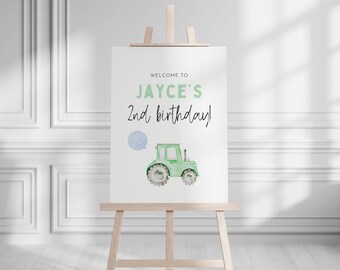 Könnte beinhalten: Ein weißes Willkommens-Schild mit grünem Text, der "Willkommen zum 2. Geburtstag von Jayce!" lautet, mit einem grünen Traktor und einem blauen Ballon.