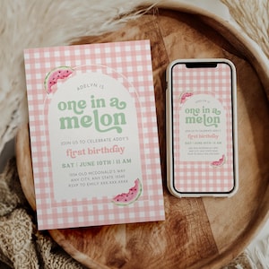 Puede incluir: Una invitación de cumpleaños y un teléfono inteligente que muestra el mismo diseño, ambos con un patrón de cuadros rosa y rodajas de sandía. El texto dice "Adelyn is one in a melon" con los detalles del evento.