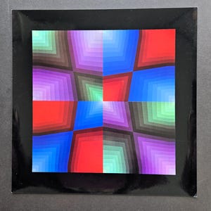 Peut inclure: Une impression d'art abstrait colorée avec un motif géométrique de carrés et de rectangles dans des tons de rouge, bleu, vert, violet et marron. L'œuvre est encadrée en noir.