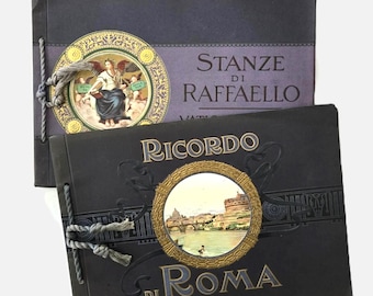 Op de afbeelding: Twee rechthoekige zwarte boekjes gebonden met een grijs koord. Het bovenste boekje bevat een ronde illustratie van een engel en de tekst Stanze di Raffaello. Het onderste boekje toont een ronde afbeelding van een stadsgezicht en de tekst Ricordo di Roma.