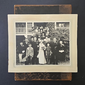 Grande photographie en noir et blanc du XXe siècle : mariage et famille devant la maison. Collection