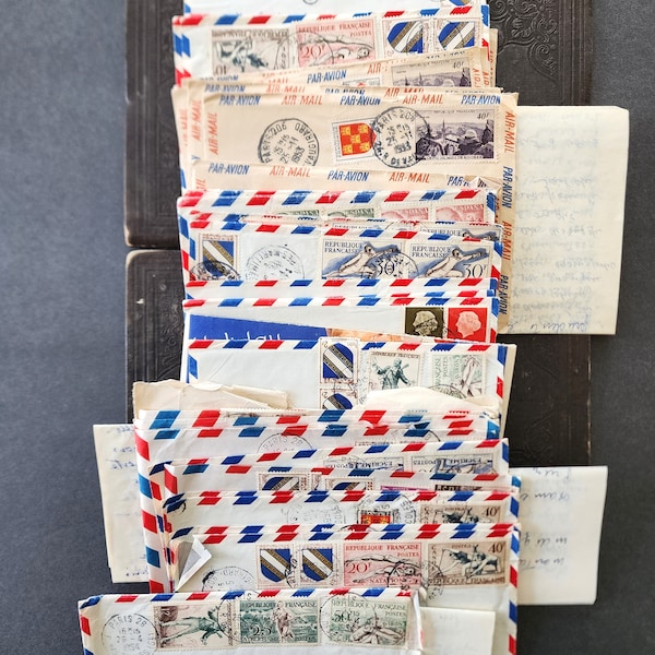 Lettres vintage. Documents manuscrits. Enveloppes PAR AVION Timbre d'Europe. Fourniture, éphémère, projet artistique. c1950