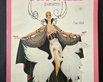 Op de afbeelding: Een boek getiteld 100 ans d'affiches des MUSIC HALLS parisiens door Alain Weill. De kaft toont een illustratie van een artiest in een zwarte cape en hoofdtooi, geflankeerd door twee grote witte zwanen op een crèmekleurige achtergrond met roze rand.