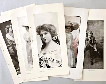 Op de afbeelding: Een verzameling van vijf vintage zwart-wit portretafdrukken met vrouwen in historische kleding. Elke rechthoekige papieren afdruk toont een ander individu in een formele pose, waarbij sommige afdrukken gedrukte namen en tekst bevatten.