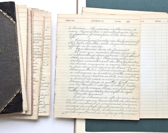 Op de afbeelding: Een vintage dagboek met een zwarte, getextureerde kaft en goudkleurige stiksels, met verouderde, crèmekleurige pagina's vol handgeschreven Franse cursieve tekst. De open pagina's tonen gedateerde koppen en gelinieerd papier met slijtage.