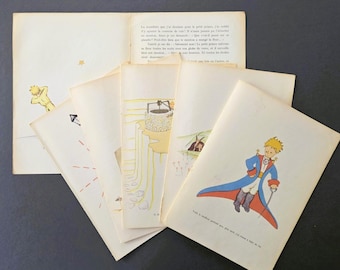 Op de afbeelding: Een verzameling vintage boekpagina's uit De Kleine Prins met diverse illustraties, waaronder een personage in een blauwe jas met een rode cape, een stenen waterput en Franstalige tekst. De pagina's zijn gebroken wit met gekleurde lijntekeningen.