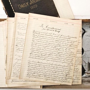 Peut inclure: Une pile de pages de registre anciennes avec une écriture manuscrite, avec le titre "Le Condamné" et la date "Janvier". Un livre vintage "Daily Journal 1929" est partiellement visible, suggérant un thème historique.