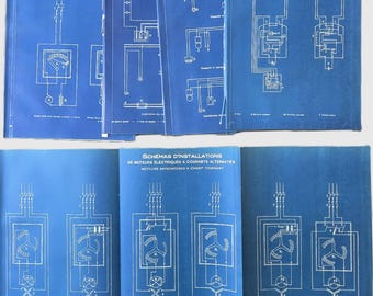 Op de afbeelding: Een verzameling vintage blauwe boeken met witte technische schema's. De boeken bevatten schema's van elektrische circuits, motoren en telefoonsystemen. De covers tonen de woorden "CTRIQUE" en "TELEPHONES".