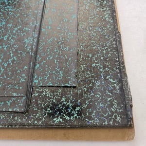 10 Feuilles de papier marbré XIXe. Moucheté noir & vert. Idéal pour reliure, restauration. Papier d'Annonay. 43x35,5 cm (17x14 in) RARE