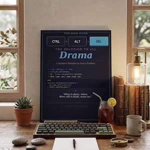 Könnte beinhalten: Ein schwarzes, rechteckiges Wandbild mit dem Text CTRL + ALT + DEL, THE SOLUTION TO ALL Drama und Code-Schnipseln. Das Design enthält den Satz When in doubt, reboot. When still in doubt, sweet tea. Der Druck steht auf einem Schreibtisch.