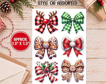 Op de afbeelding: Een vel met zes decoratieve kerststickers met diverse strikontwerpen, waaronder rood-zwart buffelruitpatroon met rendiergeweien, groen gingham, peperkoekpatronen en rode glitter met witte bontrand.