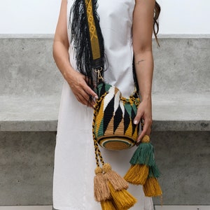 Mochila Wayuu pequeña / Bandolera colombiana hecha a mano / Bolso estilo cubo de crochet / Monedero bohemio con correa extraíble / Pieza única