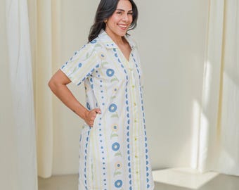 Camisón blanco de algodón para mujer con botones, bolsillos laterales, mangas cortas y estampado floral.