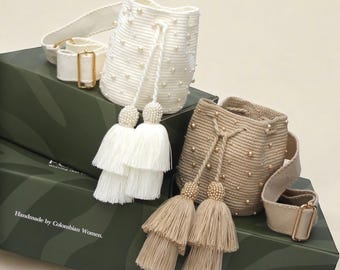 Bolso bandolera Wayuu de crochet hecho a mano: perlas y borlas, correa ajustable