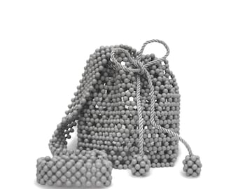 Bolso cubo con cuentas hecho a mano: bolso de perlas artesanal colombiano