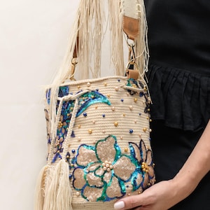 Farbenfrohe Wayuu kolumbianische Tasche | Beige Umhängetasche | Handgemachte Leder Geldbörse | Mochila Tasche | Bucket Bag Made in Kolumbien | Geschenk für sie
