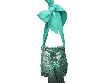 Bolso Wayuu hecho a mano – Bandolera con lentejuelas color aguamarina y lazo ajustable / Bolso de hombro artesanal colombiano