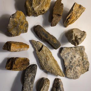 Moms Rocks & Minerals Box * Bakers Dozen Igneous, Sedimentary, Metamorphic, Mineral Specimens for Display, Education, Craft, Home, and Hobby