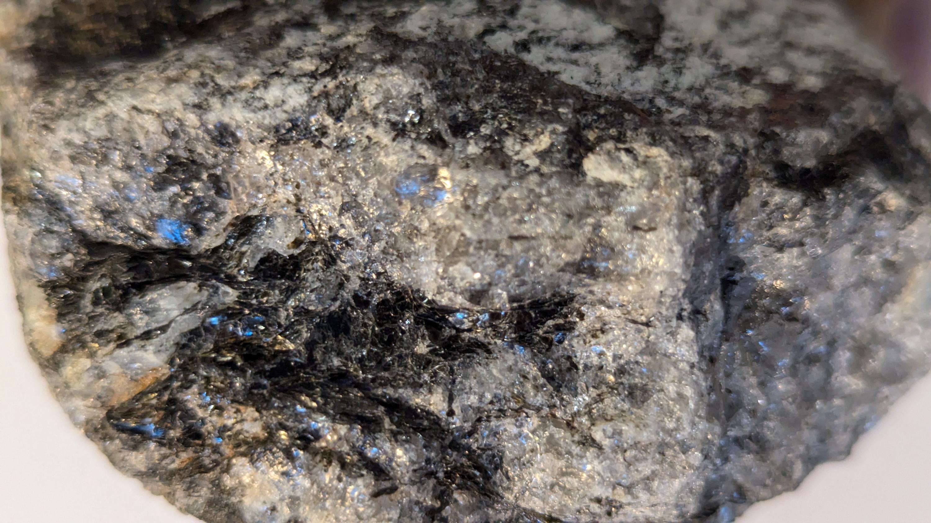新入荷 Biotite Mica Crystal-rich Metamorphic * Rock Veined Quartz ルアー・フライ