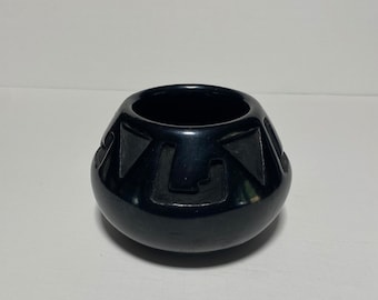 Saint idelfonso black pottery, signed by Lupita Martínez