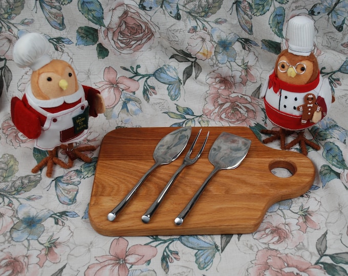 Reclaimed Oak Cutting Board: Upcycled Church Pew Wood, Thumb Hole
