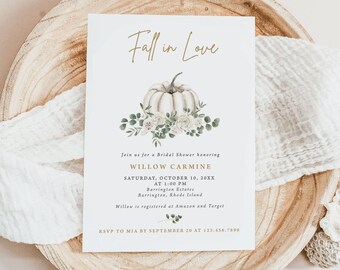 Puede incluir: Invitación a una despedida de soltera con el tema "Caer en el amor" con una ilustración de una calabaza blanca y vegetación. La invitación incluye la fecha, la hora y el lugar de la despedida de soltera, así como el nombre de la novia y la información sobre el registro de regalos. RSVP antes del 20 de septiembre.