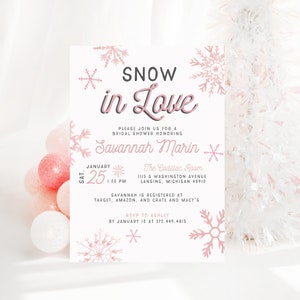 Op de afbeelding: Een roze en witte bruidsdouche-uitnodiging met sneeuwvlokken en de tekst "SNOW in Love" en "Savannah Marin". De uitnodiging bevat de datum, tijd en locatie van de douche. RSVP-informatie is ook inbegrepen.