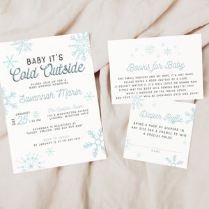 Op de afbeelding: Een babyborrel uitnodiging met een winterthema. De uitnodiging heeft een blauw en wit sneeuwvlokkenontwerp en de tekst "Baby It's Cold Outside". De uitnodiging bevat ook de datum, tijd en locatie van de babyborrel. Er zijn ook twee extra kaarten voor gasten om boeken of luiers voor de baby mee te nemen.