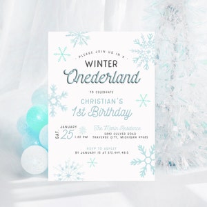 Op de afbeelding: Een witte uitnodiging met blauwe sneeuwvlokken en tekst die luidt "Doe mee met ons in een Winter Onederland om de 1e verjaardag van Christian te vieren". De uitnodiging bevat de datum, tijd en locatie van het feest.