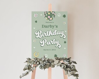 Könnte beinhalten: Ein grünes und weißes Geburtstagsschild mit einer Discokugel, Kleeblättern und Blumen. Das Schild lautet "Willkommen zur Geburtstagsparty von Darby" und "17. März 20XX".