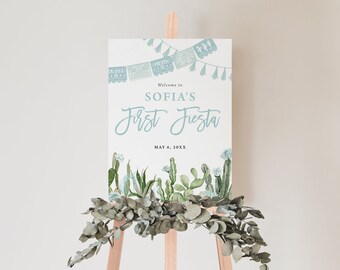 Könnte beinhalten: Ein weißes Schild mit blauem Text und Illustrationen von Kakteen und einer Girlande aus blauen Papierfahnen mit dem Text "Fiesta" darauf. Das Schild lautet "Willkommen zur ersten Fiesta von Sofia am 6. Mai 20XX".