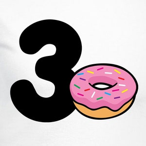 Op de afbeelding: Wit T-shirt met een zwart cijfer "3" en een roze donut met kleurrijke sprinkels.