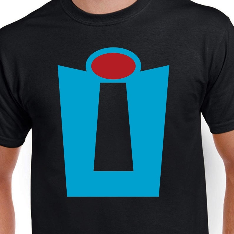 Puede incluir: Camiseta negra con un gr&aacute;fico azul y rojo de una letra I estilizada. La letra I est&aacute; delineada en negro y tiene un c&iacute;rculo rojo en la parte superior.