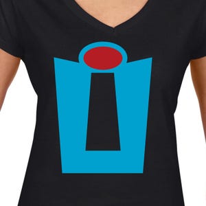 Puede incluir: Camiseta negra de cuello en V con un gr&aacute;fico azul y rojo de una letra estilizada "I" con un c&iacute;rculo rojo en la parte superior.
