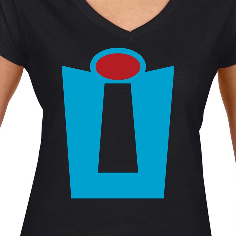 Puede incluir: Camiseta negra de cuello en V con un gr&aacute;fico azul y rojo de una letra estilizada "I" con un c&iacute;rculo rojo en la parte superior.