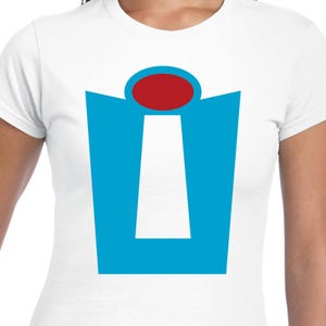 Puede incluir: Una camiseta blanca con un gr&aacute;fico azul y blanco de una puerta con un c&iacute;rculo rojo en la parte superior. El gr&aacute;fico es una representaci&oacute;n estilizada de una puerta con una cerradura.