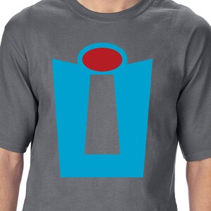 Puede incluir: Una camiseta gris oscuro con un dise&ntilde;o gr&aacute;fico azul y rojo. El gr&aacute;fico es una letra estilizada "I" con un c&iacute;rculo rojo en la parte superior.