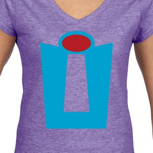 Puede incluir: Camiseta morada de cuello en V con un gr&aacute;fico azul y rojo de una puerta con un c&iacute;rculo rojo en la parte superior.