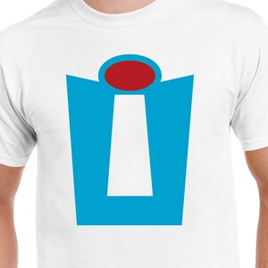 Puede incluir: Camiseta blanca con un gr&aacute;fico azul y blanco de una puerta estilizada con un c&iacute;rculo rojo en la parte superior.