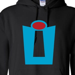 Puede incluir: Sudadera con capucha negra con un gr&aacute;fico azul y rojo de una puerta estilizada con una cerradura. El gr&aacute;fico est&aacute; centrado en la parte delantera de la sudadera.