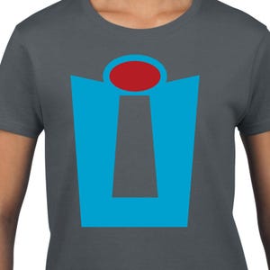 Puede incluir: Una camiseta gris oscuro con un dise&ntilde;o gr&aacute;fico azul y rojo. El gr&aacute;fico es una letra estilizada "I" con un c&iacute;rculo rojo en la parte superior.