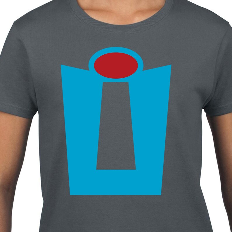 Puede incluir: Una camiseta gris oscuro con un dise&ntilde;o gr&aacute;fico azul y rojo. El gr&aacute;fico es una letra estilizada "I" con un c&iacute;rculo rojo en la parte superior.