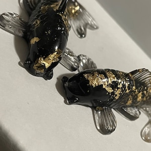 Black and gold handmade resin lucky koi fish, lucky koi fish keychain, epoxy resin fish gift accessory keychain