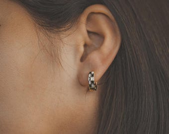 Minimalist Checkerboard Creolen, Schwarz und Weiß Ohrringe, Moderne Geometrische Schmuck, Edgy jeden Tag Ohrringe Geschenk für Mode Liebhaber