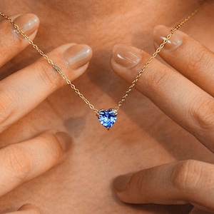 Halsband med födelsesten i guld: Rektangulärt ädelstenshänge, present till mamma