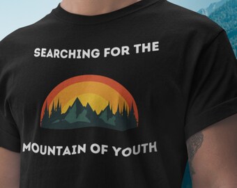 Searching for the Mountain of Youth, wandelend T-shirt, Mountain Climbing Classic Fit T-shirt, Nature Lover woordspelingtop