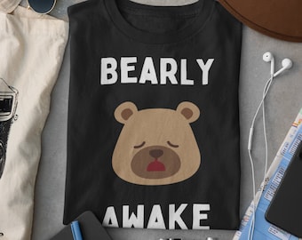 Bearly wakker teddybeershirt, grappige woordspeling T-shirt, cadeau voor geen ochtendmens, cartoon grafisch T-shirt, ochtendhumor top